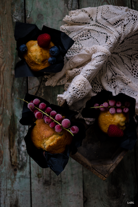 MAGDALENAS DE YOGUR GRIEGO, COCO Y FRUTOS ROJOS