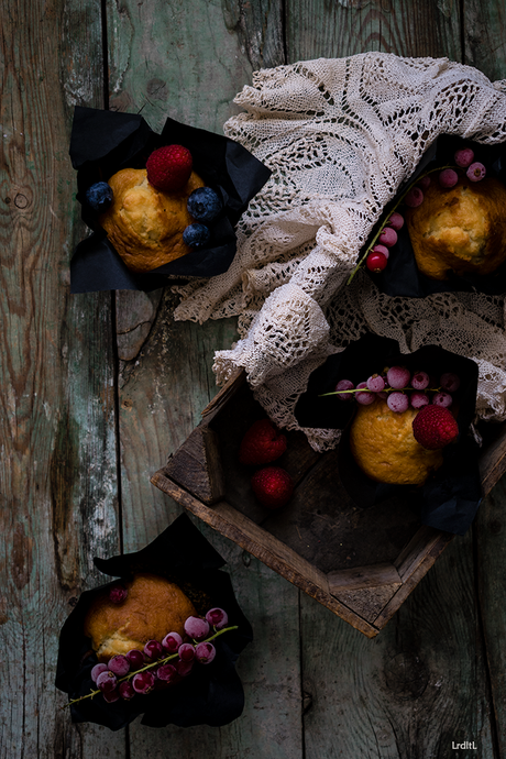 MAGDALENAS DE YOGUR GRIEGO, COCO Y FRUTOS ROJOS