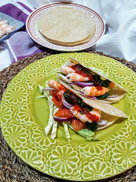 Tacos con camarones gigantes en salsa guajillo