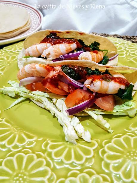 Tacos con camarones gigantes en salsa guajillo Tacos con camarones gigantes en salsa guajillo