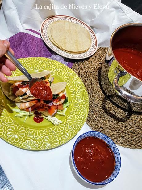 Tacos con camarones gigantes en salsa guajillo Tacos con camarones gigantes en salsa guajillo