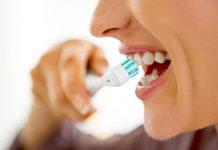 Cepillarse los dientes dos veces al día con pasta dental con fluoruro puede ayudar a mantener las encías saludables