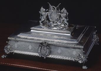 Caja de plata para guardar la Constitución de 1869. Orfebrería. Plata. Constituciones. Despacho del Presidente, planta baja del Palacio del Congreso de Diputados