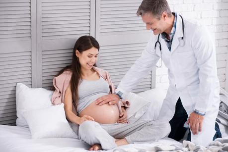 Las primeras pataditas del bebé en el vientre de la madre