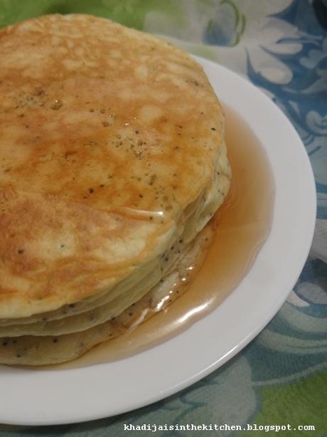 CRÊPES AMÉRICAINES AUX GRAINES DE PAVOT / POPPY SEEDS PANCAKES / PANQUEQUES DE SEMILLAS DE AMAPOLA / بانكيك ببذور الخشخاش