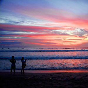 ▷ ¡50 cosas épicas para hacer en Bali – La lista definitiva de baldeses de Bali! Things-to-do-Bali-Sunset-beer-300x300 ▷ ¡50 cosas épicas para hacer en Bali - La lista definitiva de baldeses de Bali!