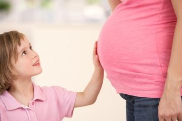 Las primeras pataditas del bebé en el vientre de la madre Las primeras pataditas del bebé en el vientre de la madre