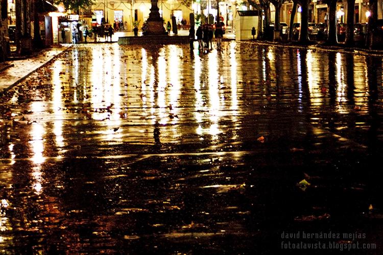Una noche muy lluviosa en el bulevar-plaza de Baeza, Jaén