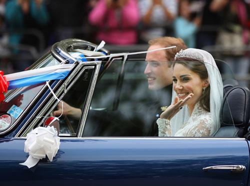 BODA REAL INGLESA: Primera aparición de los Duques de Cambridge, Guillermo y Kate, después de su boda