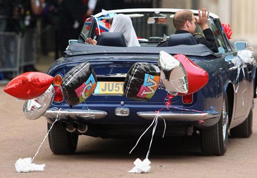 BODA REAL INGLESA: Primera aparición de los Duques de Cambridge, Guillermo y Kate, después de su boda