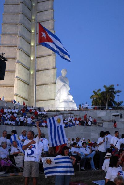 Momentos antes de comenzar el desfile por el Primero de Mayo, Día Internacional de los Trabajadores, en la Plaza de la Revolución José Martí, en La Habana Cuba, el 1ro. de mayo de 2011. AIN FOTO/Marcelino VÁZQUEZ HERNÁNDEZ/sdl