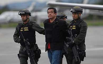 Pero una cosa es el mal trato por parte de la Guardia Nacional venezolana. Otra cosa es el actitud del representante político que Pérez Becerra cree fue el ministro de Comunicación, Andrés Izarra. 