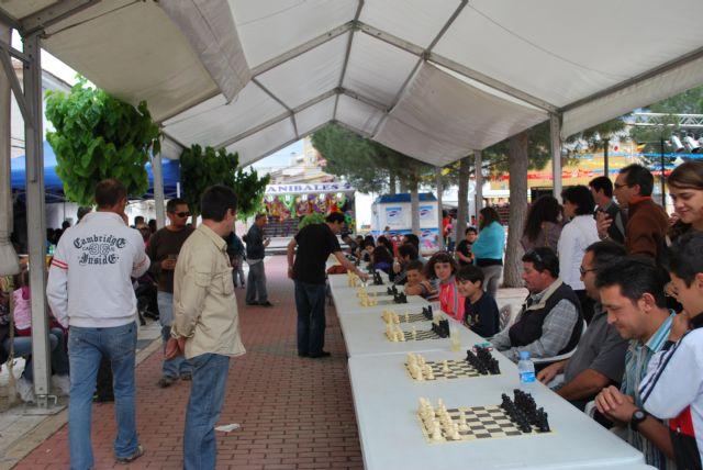 El MI Alfredo Giaccio se enfrenta a veinte jugadores a la vez en el simultáneo de ajedrez, Foto 1