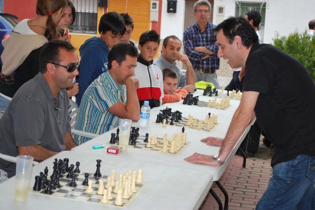 El MI Alfredo Giaccio se enfrenta a veinte jugadores a la vez en el simultáneo de ajedrez, Foto 2