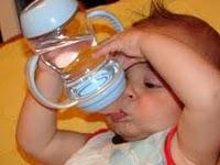Agua para bebés y niños pequeños