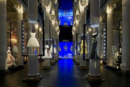 Magnífica Exposición en Moscú sobre las Fuentes Artísticas de Christian Dior