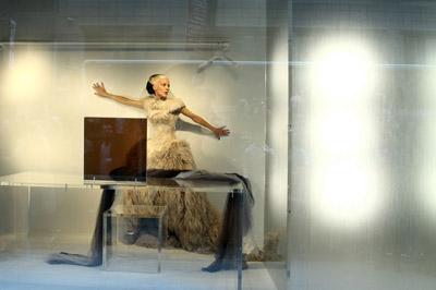 Daphne Guinnes en el escaparate de Barneys New York, se prepara para la Gala del Met