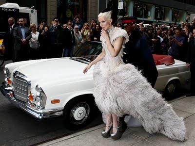 Daphne Guinnes en el escaparate de Barneys New York, se prepara para la Gala del Met
