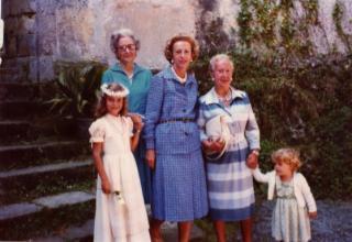 EL LENGUAJE DE LAS FLORES Con mis abuelas y mi hermana el día de mi Primera Comunión