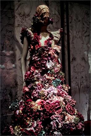 GOD SAVES ALEXANDER McQUEEN - SAVAGE BEAUTY -