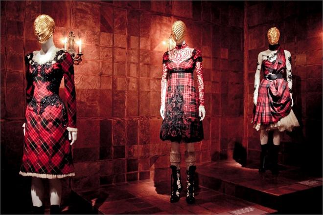 GOD SAVES ALEXANDER McQUEEN - SAVAGE BEAUTY -