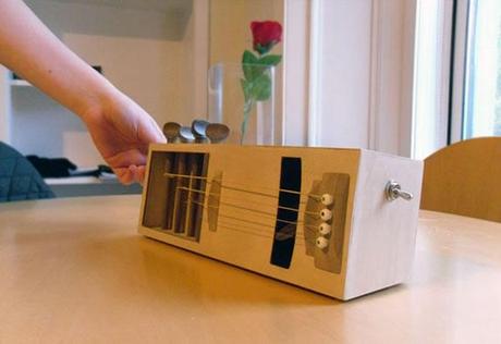 Acoustic Alarm :: una guitarra acústica como despertador