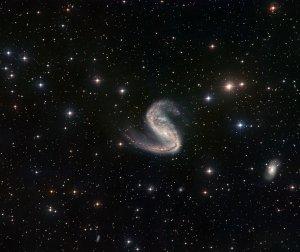 Dos imágenes combinadas de M2442, una galaxia retorcida