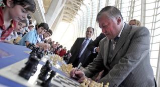 KARPOV REEDITA LA HISTORICA PARTIDA CONTRA SPAASSKII