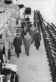 El Führer inspecciona el acorazado Bismarck - 05/05/1941.