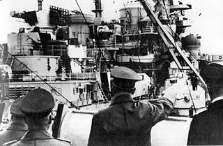 El Führer inspecciona el acorazado Bismarck - 05/05/1941.