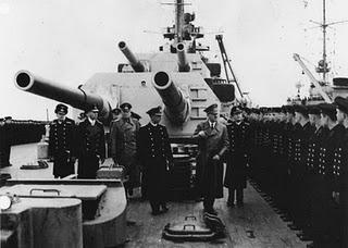 El Führer inspecciona el acorazado Bismarck - 05/05/1941.