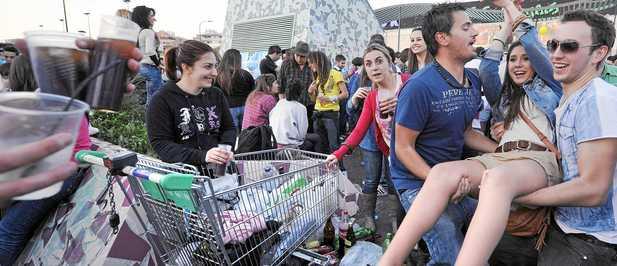 Un joven demanda a sus padres para obtener más dinero, además de la letra del automóvil