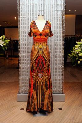 Sara Burton, la diseñadora del vestido de novia de Kate Middleton, acude a la Muestra sobre Alexander McQueen en Saks Fifth Avenue, en NY