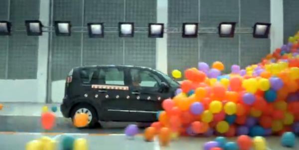 Globos, confeti y serpentinas en el nuevo spot de Citroën