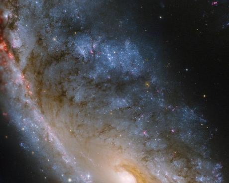 Dos miradas a una galaxia torcida Dos miradas a una galaxia torcida