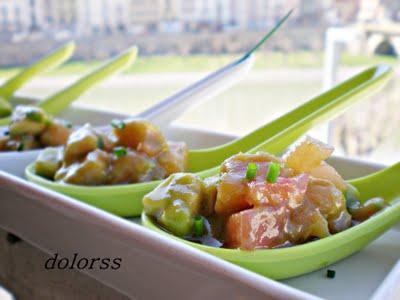 Cucharilla de tomate, salmón y aguacate