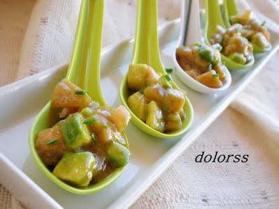 Cucharilla de tomate, salmón y aguacate