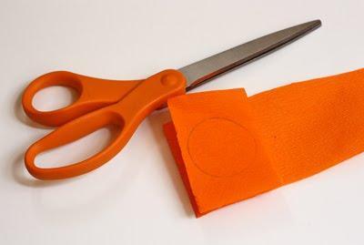 Diy: Flores de papel crepe en los regalos de los invitados