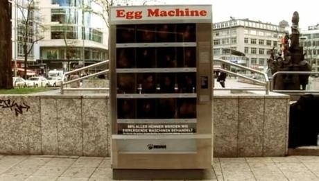 Una máquina expendedora llena de gallinas