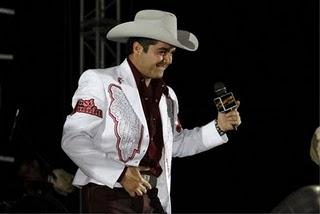 José Julián le canta las mañanitas a la Virgen de Guadalupe