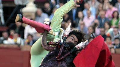 SEVILLA 14ª DE FERIA: CURRO DÍAZ RESULTO CORNEADO EN LA PANTORRILLA EN EL QUINTO DE LA TARDE