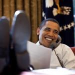 Barack Obama pies sobre la mesa