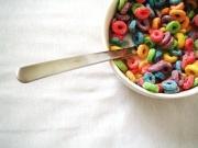 No sé cómo no les da vergüenza llamar, a estos círculos de colores, cereales. Ya que de cereal auténtico no tienen ni un 1%, lo que contienen es una gran cantidad de azúcares, sal refinada y varios aditivos químicos. Vamos, un desayuno nada nutritivo para los más pequeños, pero por lo menos los tienen entretenidos con tantos colores.