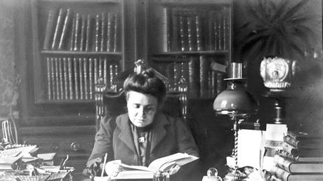 Nuestra primera mujer médica Nuestra primera mujer médica