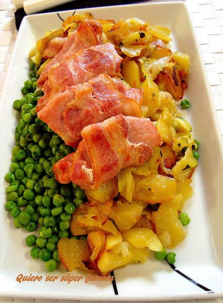 Lomo de cerdo ahumado con guarnición de patatas y guisantes Lomo de cerdo ahumado con guarnición de patatas y guisantes