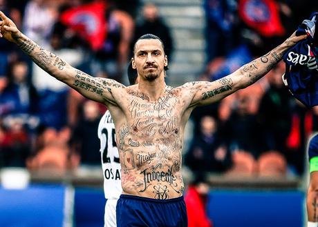 Los futbolistas más tatuados del Mundo Aunque en la foto lleva algunos de mentira por una buena causa, el bueno de Ibrahimovic es asiduo a tatuarse también.