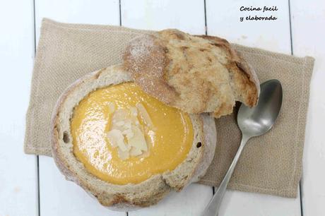 SOPA DE TOMATE SERVIDA EN CUENCO DE PAN SOPA DE TOMATE SERVIDA EN CUENCO DE PAN