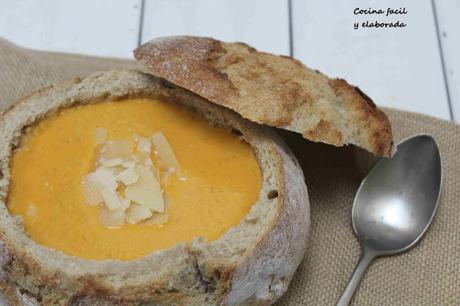 SOPA DE TOMATE SERVIDA EN CUENCO DE PAN SOPA DE TOMATE SERVIDA EN CUENCO DE PAN