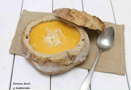 SOPA DE TOMATE SERVIDA EN CUENCO DE PAN SOPA DE TOMATE SERVIDA EN CUENCO DE PAN