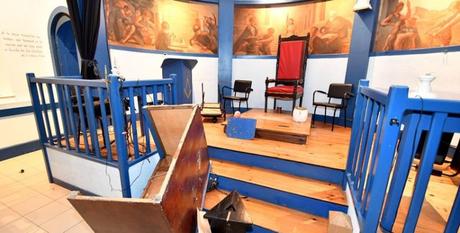 Chalecos amarillos saquean templo masónico en Tarbais, Francia (Vídeo)